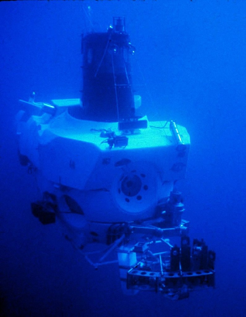 Источник фото - https://en.m.wikipedia.org/wiki/DSV_Alvin#/media/File%3AALVIN_submersible.jpg
