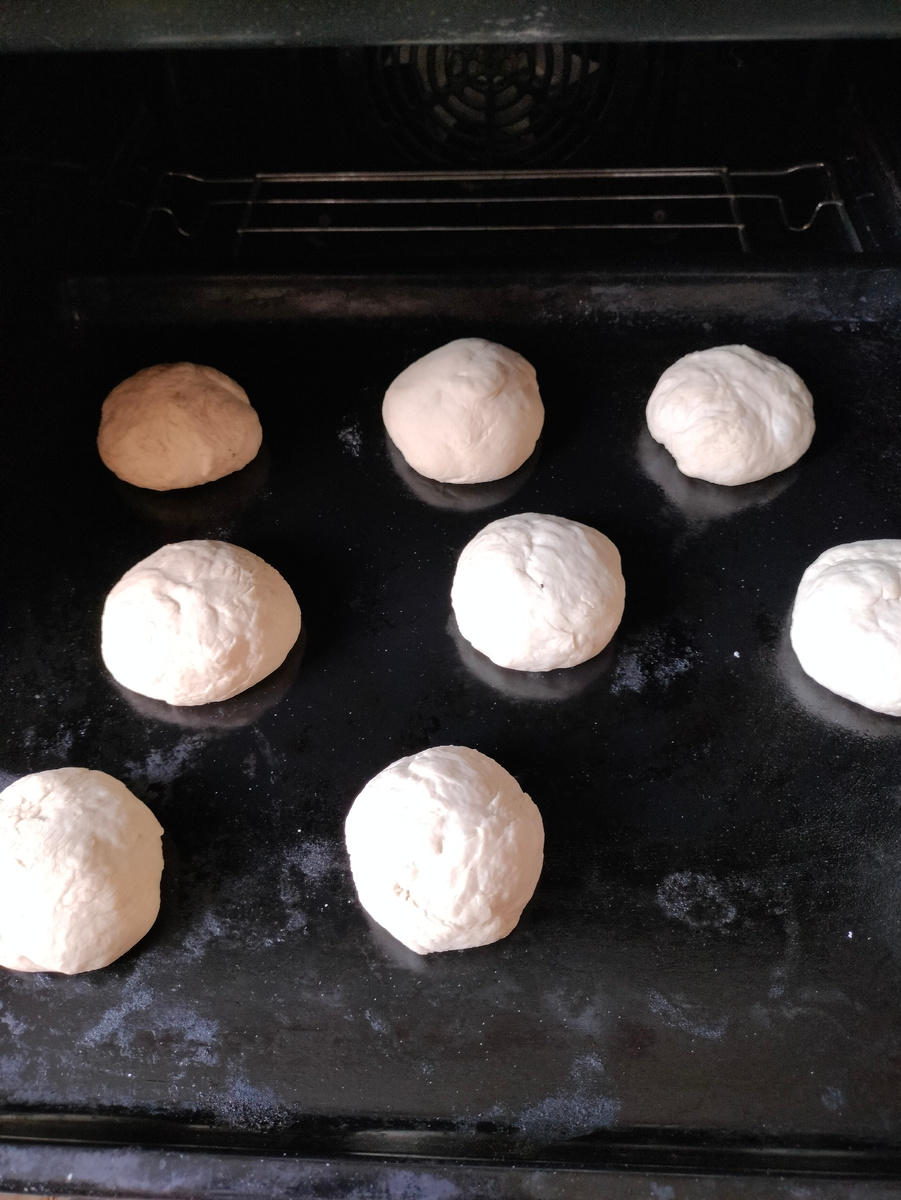 Фото автора. Сформованные булочки отправлены на расстойку