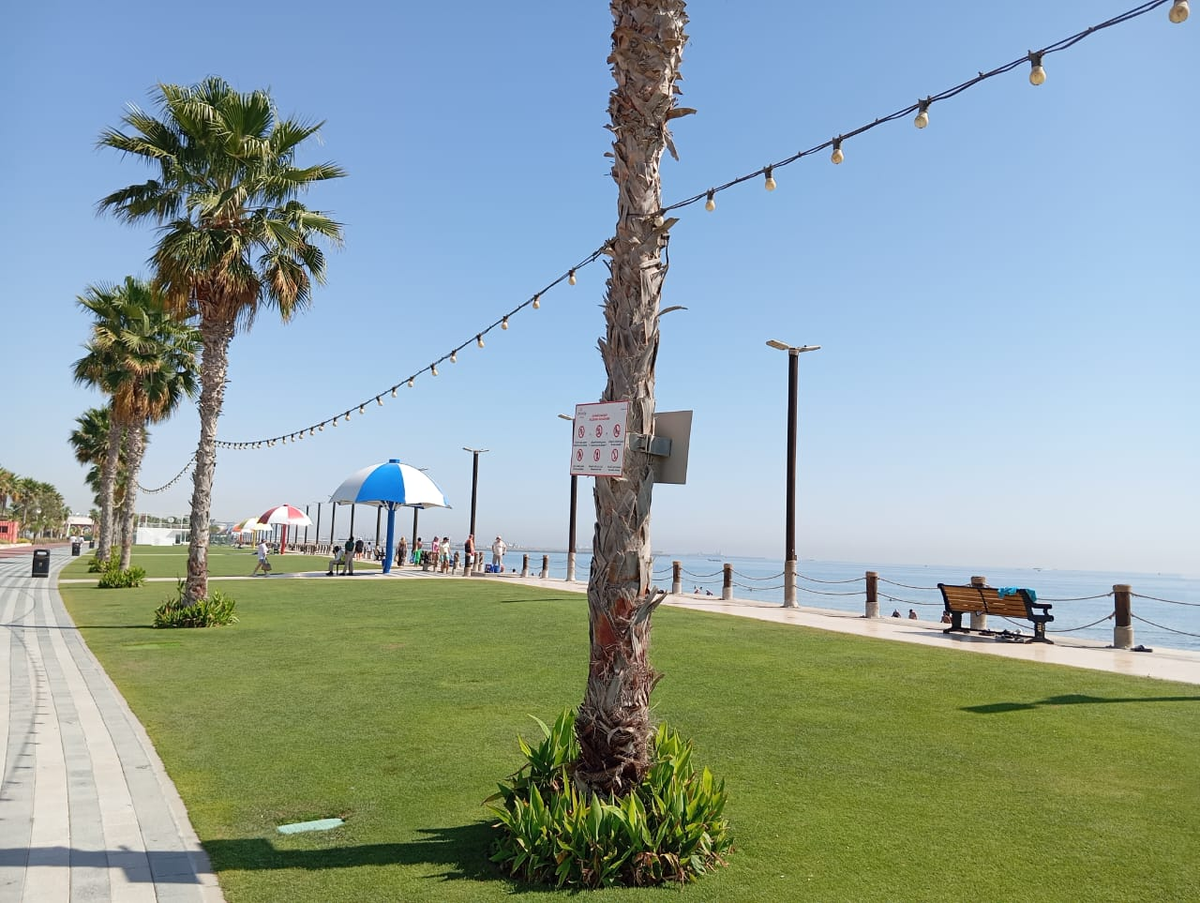 Набережная у пляжа Umbrella Beach