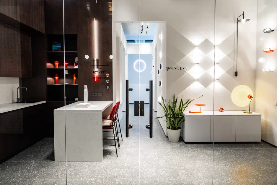 На фото: при оформлении интерьера были использованы светильники бренда SANTAN