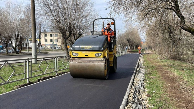    На улице Ломоносова начали асфальтировтать тротуар