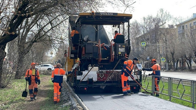    На улице Ломоносова начали асфальтировтать тротуар