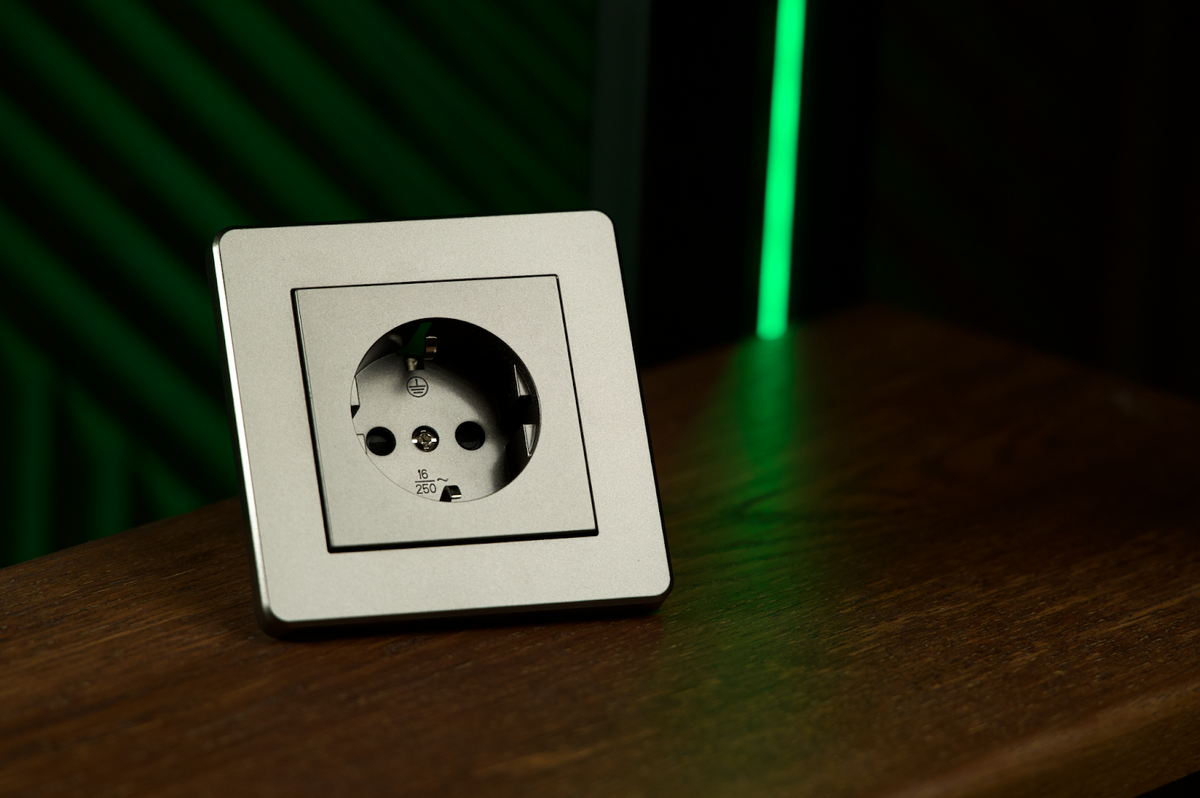 На фото: розетки SCHUKO© с защитными шторками от Jasmart