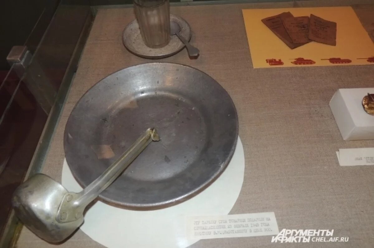    Тарелку принес в музей Владимир Никитин.