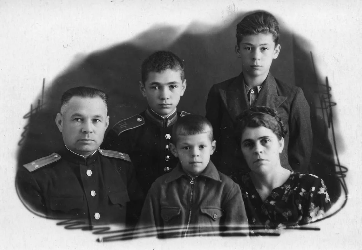 Юрий Булаев родился 20 июня 1932 года в городе Ульяновске. Учился в суворовском училище, и после его окончания решил связать жизнь с военной службой. На фото: Юрий Булаев (в форме суворовца) с родителями и братьями