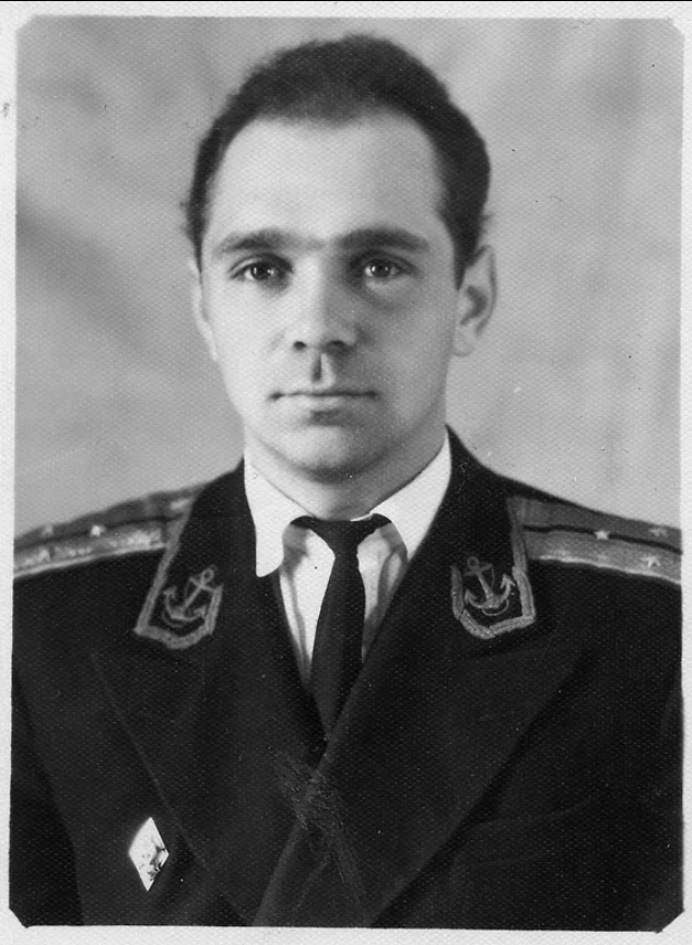 В 1955 году Юрий Булаев окончил Ленинградское высшее военно-морское пограничное училище с присвоением квалификации «офицер корабельной службы». На фото: старший лейтенант Юрий Булаев
