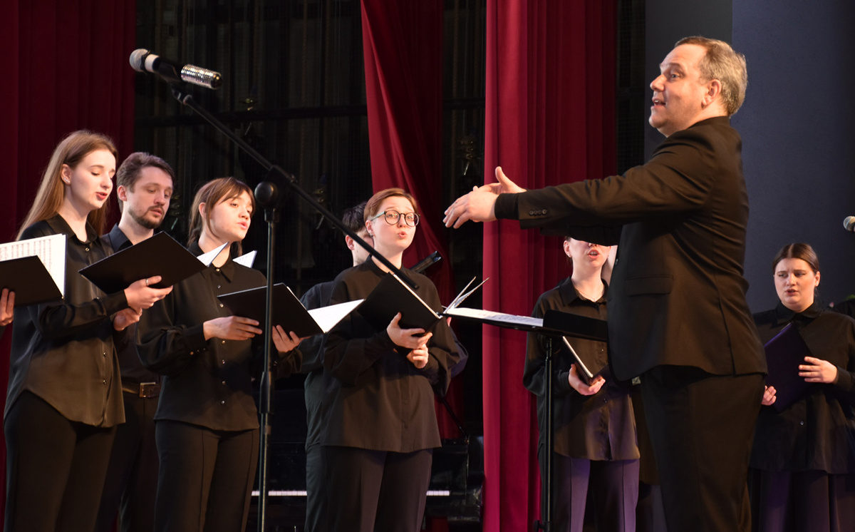 Поет Камерный хор студентов Саратовской консерватории под руководством Александра Занорина. Фото Светланы КИЛБА.