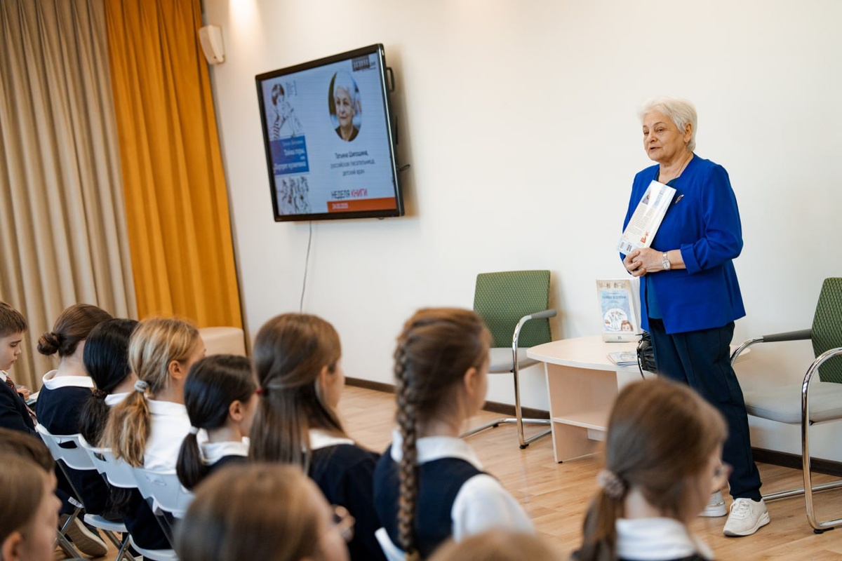 Писательница Татьяна Владимировна Шипошина презентует свою книгу «Лампа без тени» школьникам гимназии Е.М. Примакова