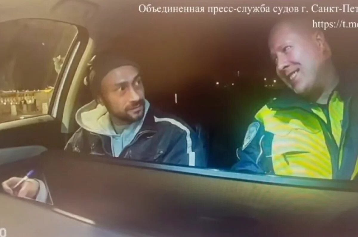    В Петербурге водитель попросил инспектора ГАИ улыбнуться и сел на 12 суток