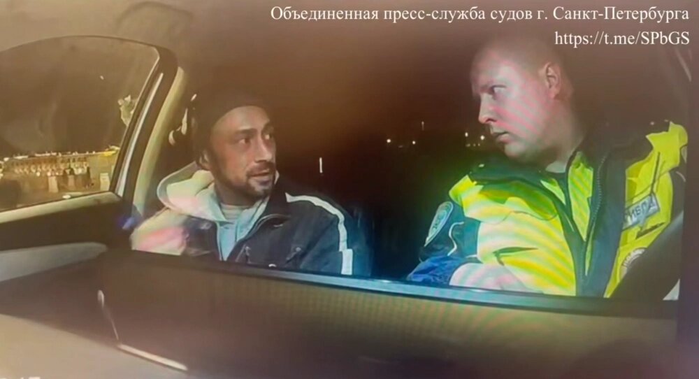    «Подпишу...Можете улыбнуться, просто для меня?» Фото: Объединённая пресс-служба судов Санкт-Петербурга/ Скриншот видео