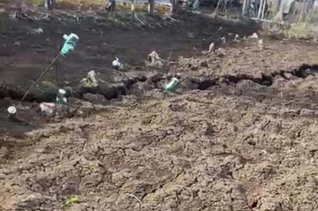    На днях здесь образовалась трещина, которая близко подошла к одному из участков. Фото: Из личного архивa