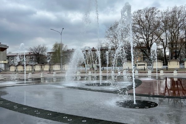    Об этом сообщил мэр Роман Маслов. Сегодня расконсервируют фонтаны на площади Молодежи и в парке "Серпантин".