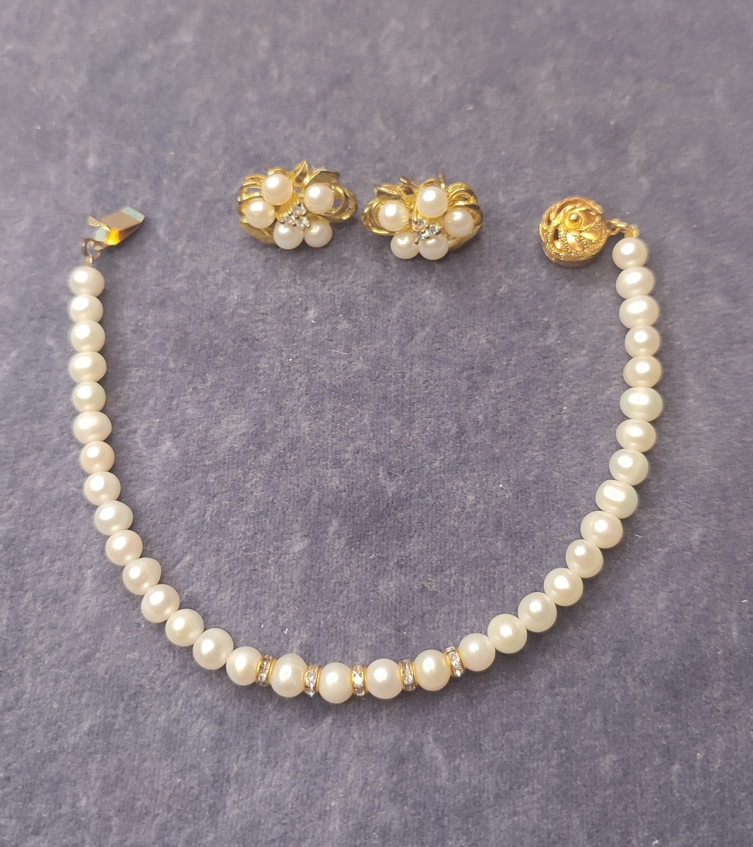 Комплект украшений из пресноводеого жемчуга приобретённый на фабрике по переработке жемчуга в Тайланде. Фото автора. 