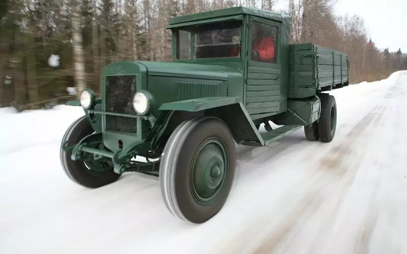    С началом войны выпуск трехтонок перенесли из столицы в Ульяновск (завод УльЗИС) и Миасс (УралЗИС). Однако с 1942 года, когда фронт отодвинулся далеко от столицы, изготовление этих грузовиков возобновилось и в самой Москве.