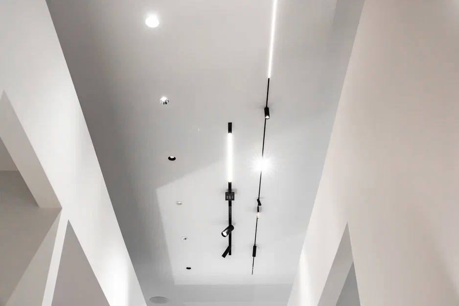 На фото: трековые светильники от SANTAN