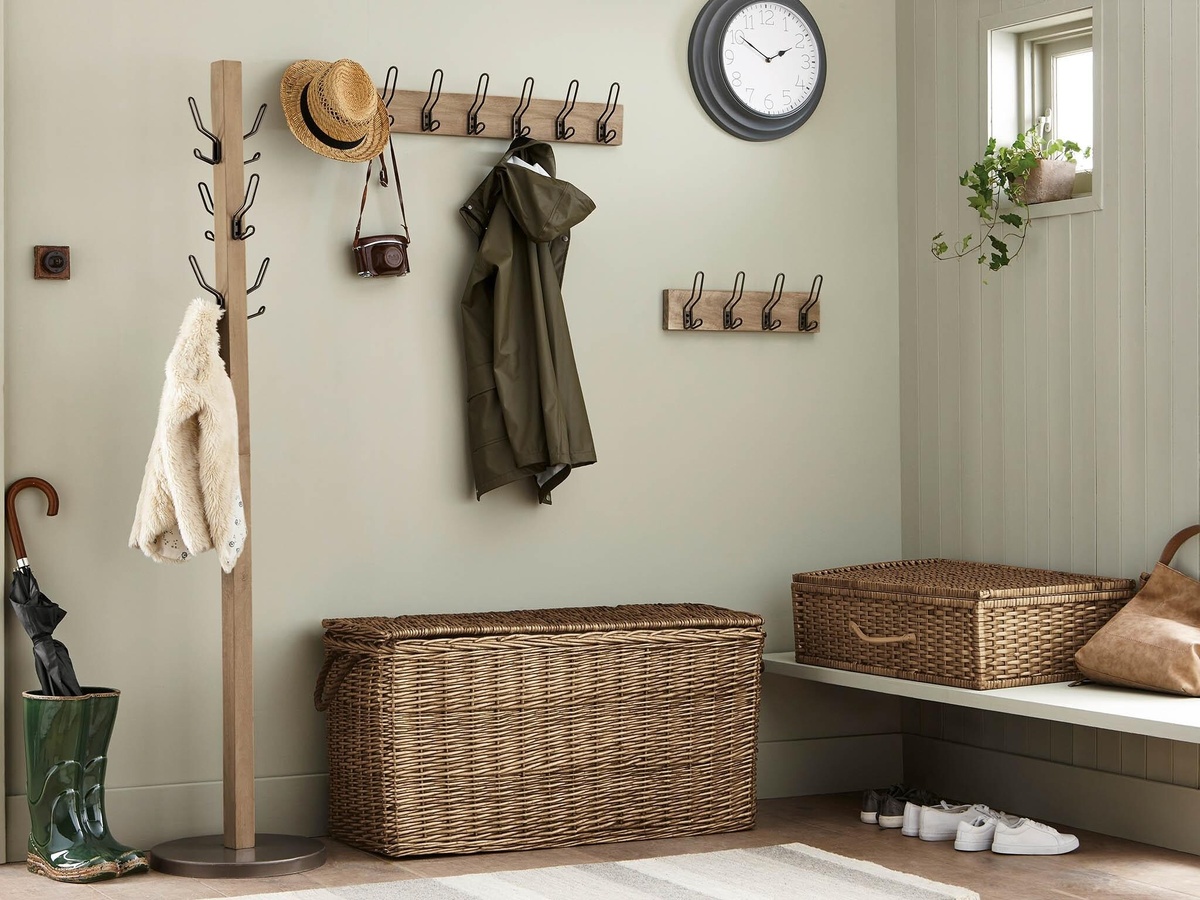     Крючки в прихожей для верхней одежды идеально вписываются в пространство и не перегружают его