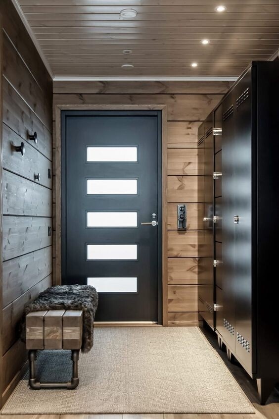     Узкий шкаф не занимает много места в комнате, но вмещает в себя одновременно обувь, верхнюю одежду и дополнительные вещи