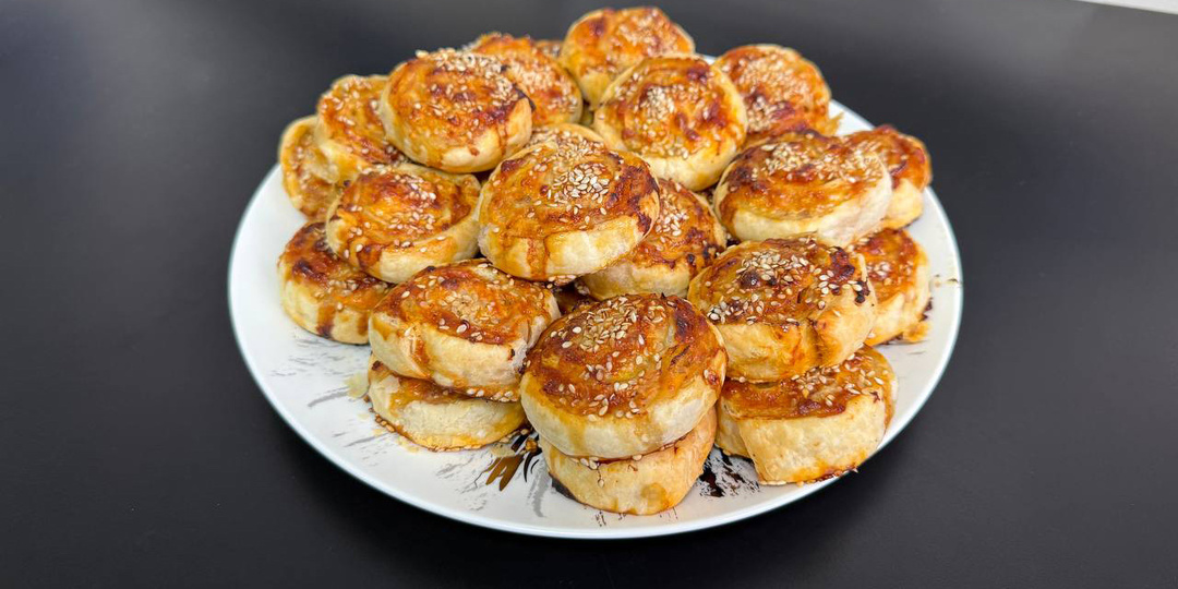 Хрустящие рулетики из слоёного теста с мясной начинкой — просто и вкусно!