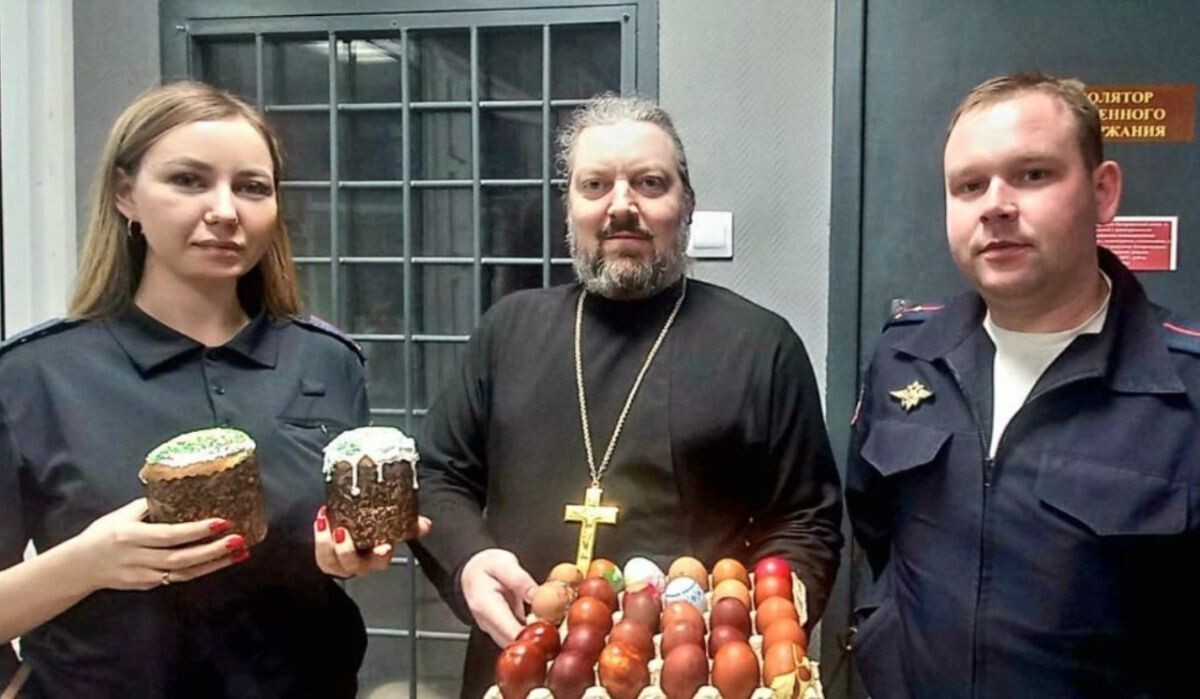     Священнослужители в ИВС. Источник: ОМВД по ЧГО Автор фото: Отдел МВД по ЧГО