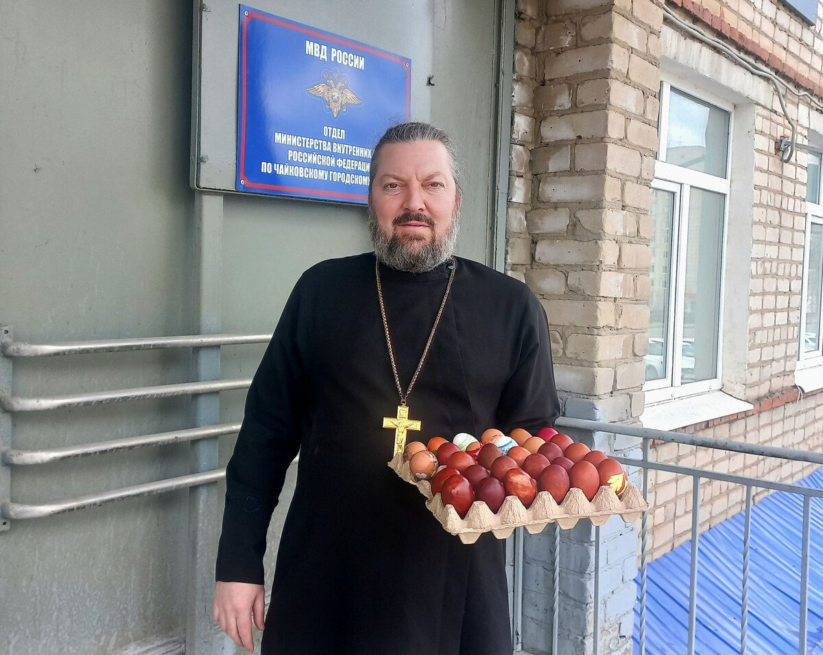    В Чайковском в ИВС доставили пасхальные подарки от общественников
