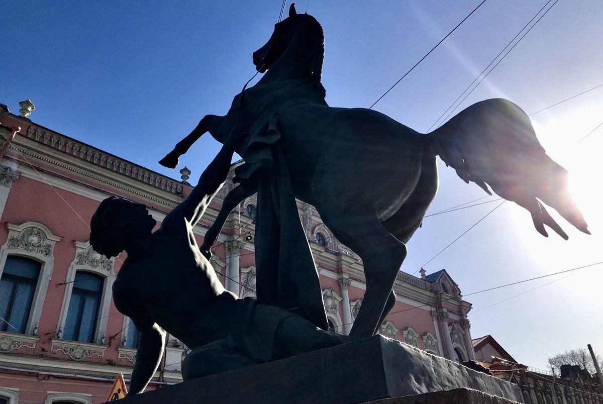Укрощение коня Клодта на Аничковом мосту в Санкт-Петербурге
