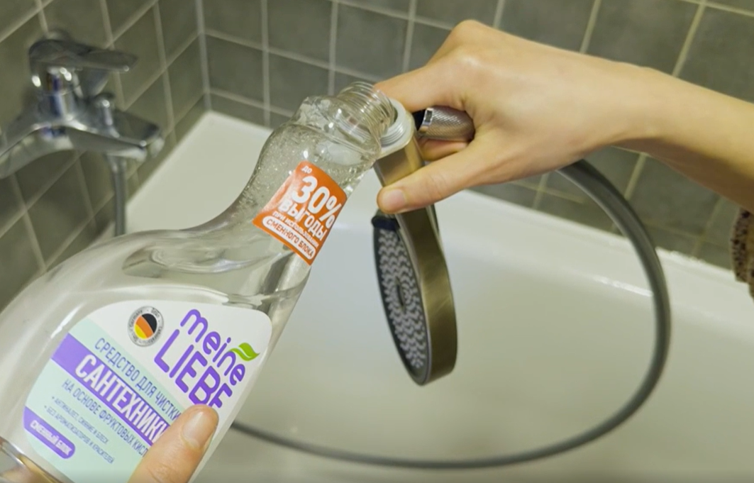 Просто открутить лейку и залить средством. Держите лейку отверстиями наверх и делайте это в перчатках