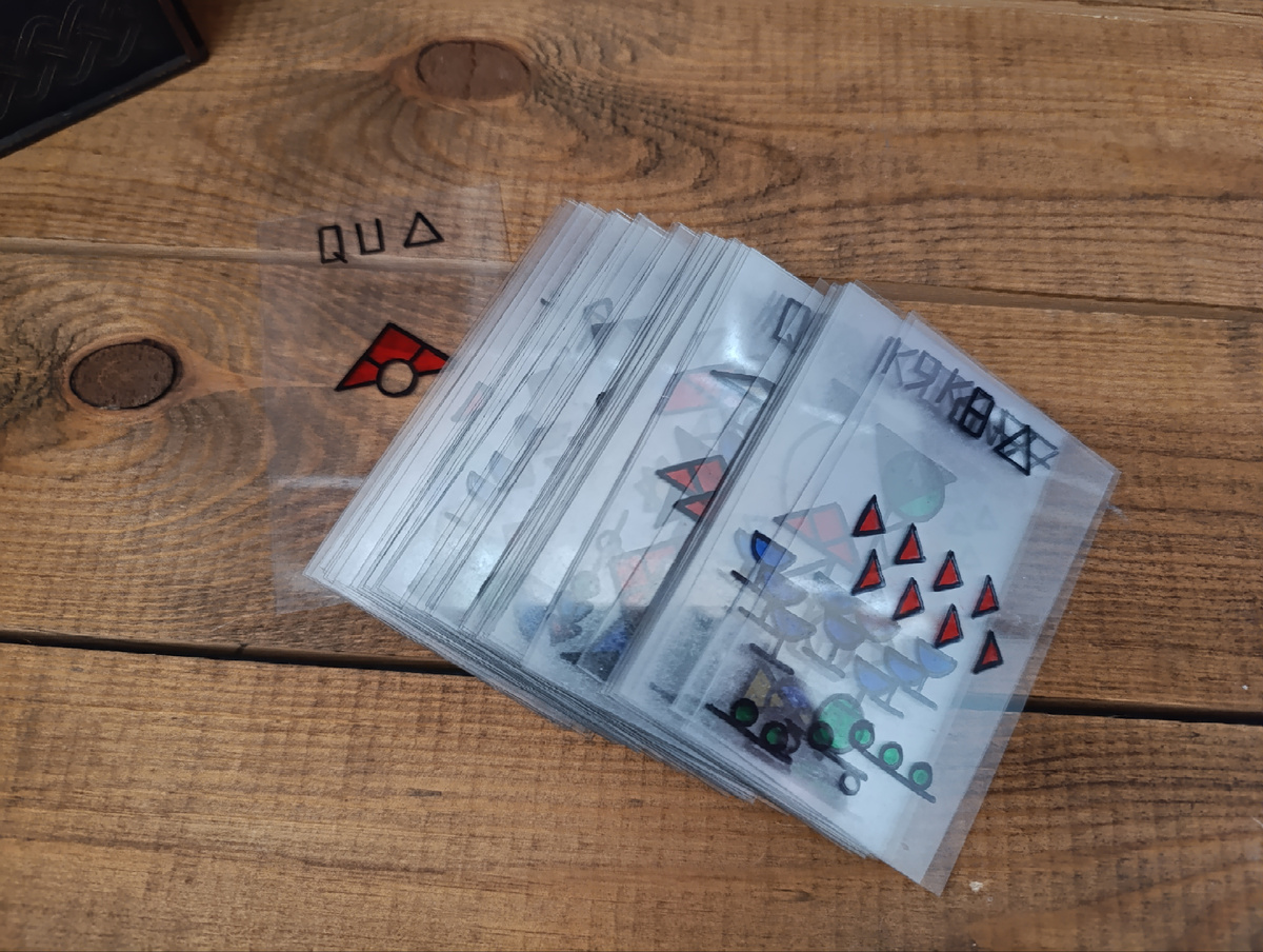 Обратите внимание на подколодную карту и ту, что сверху. О них чуть ниже. Они говорят об общей атмосфере расклада. 