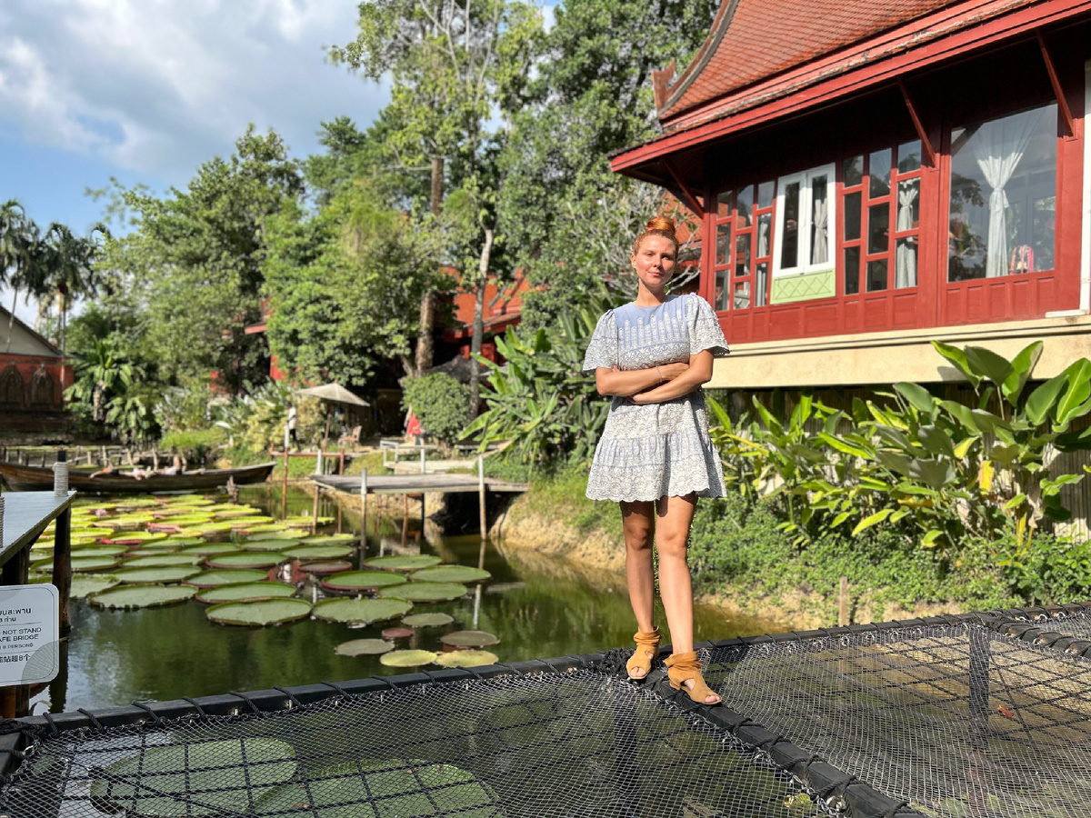 То самое кафе с громадными кувшинками