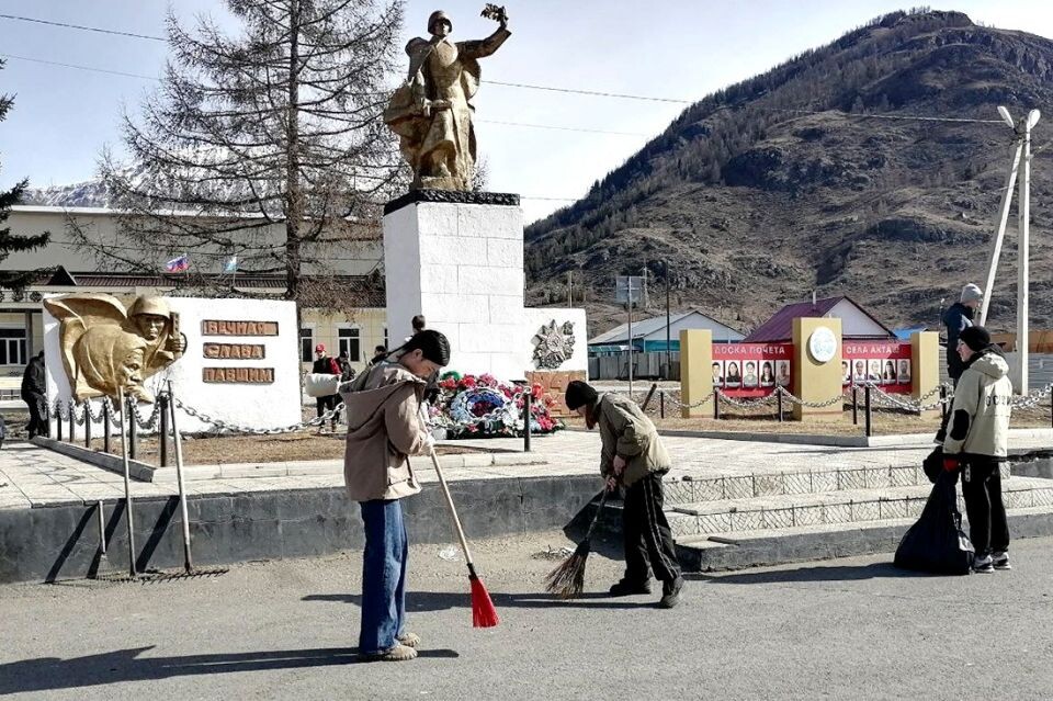    Акция по уборке территории у памятников ВОВ в Республике Алтай. Источник: altai-republic.ru