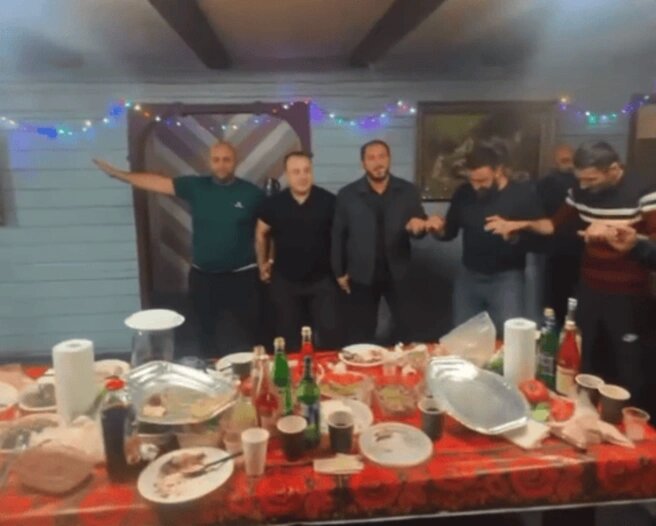 Это фотография сделана незадолго до того, как завязалась драка