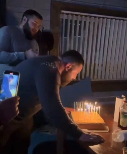 Именинник Махо задувает свечи