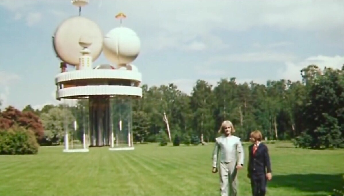 кадр из фильма "Гостья из будущего" 1984. Футуристическая Москва 2084 г.