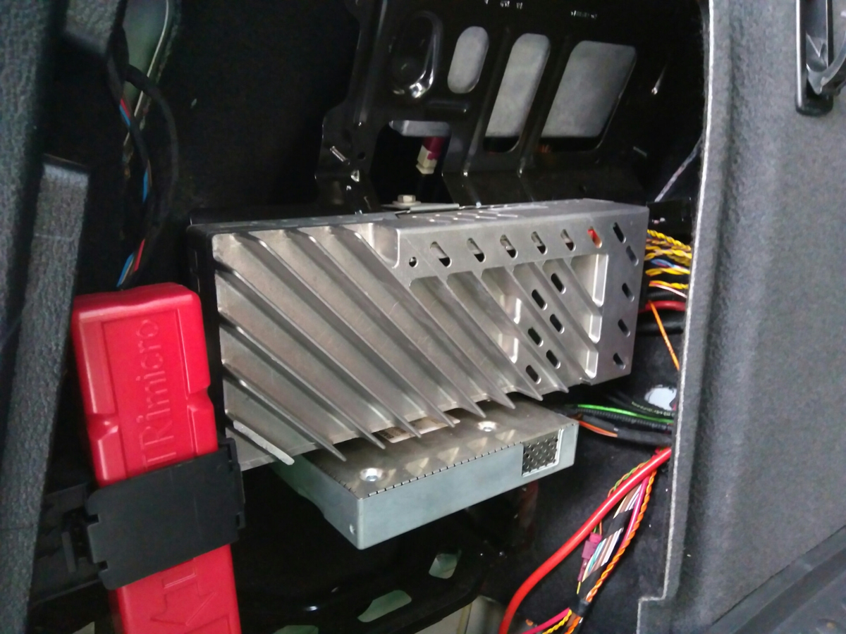 Пример варианта исполнения штатного усилителя в автомобиле