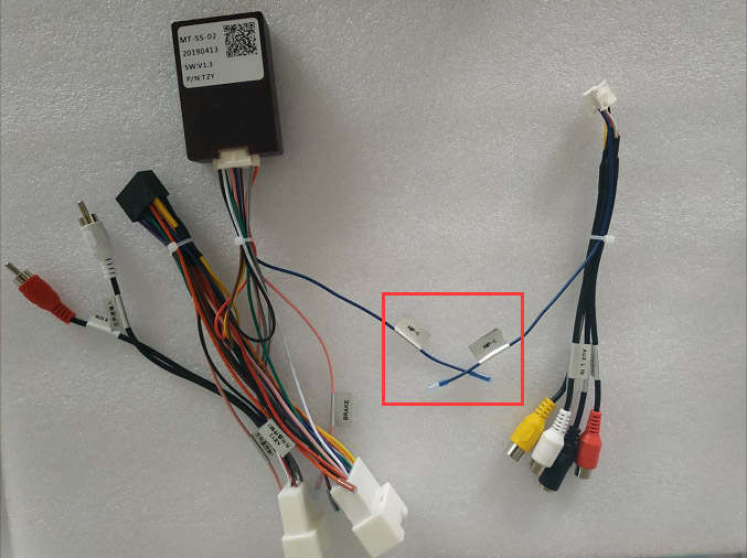 Надпись на проводе может отличаться но он всегда синего цвета в основном разьеме