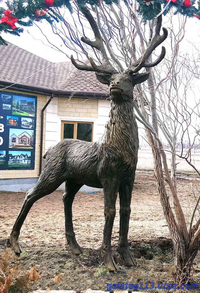 "Стругацкие" - олень перед главным входом в поселок