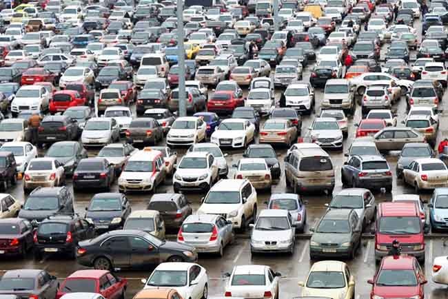 Глава государства напомнил, что не так давно получил от мэра Минска письмо, поднимающее «проблему нехватки парковочных мест и вообще функционирования парковок, особенно в Минске»