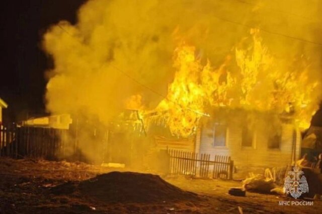    Пламя быстро охватило деревянное строение. Фото: ГУ МЧС по Челябинской области