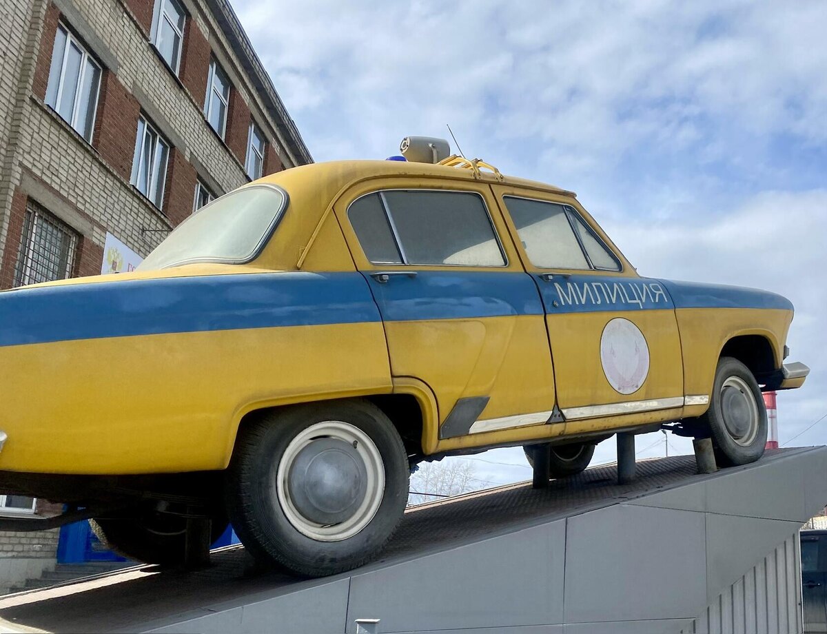 Памятник первой машине ГАИ у здания ГИБДД Первоуральска