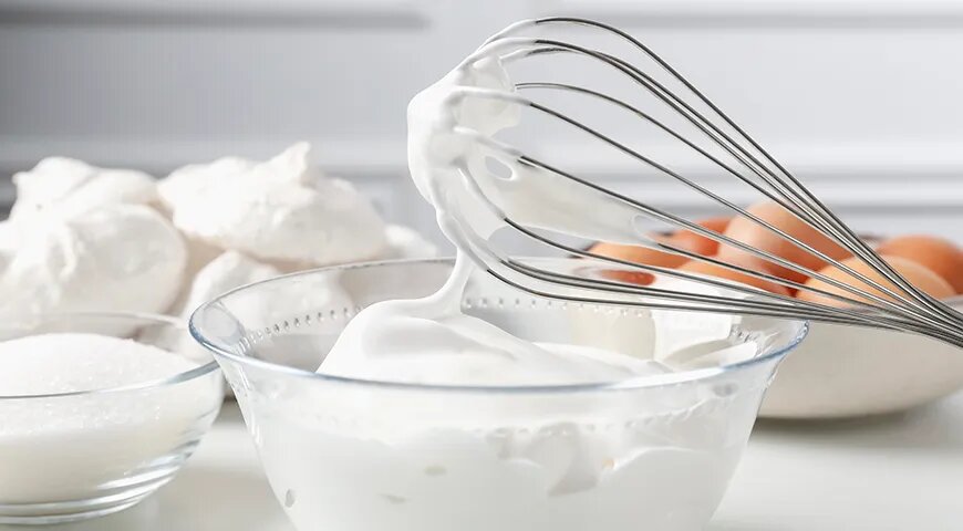   Для приготовления хрустящего безе белки необходимо взбивать до устойчивых пиков (Shutterstock/FOTODOM)