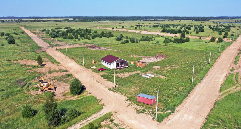 Приобретение участка под строительство частного дома — первый и самый важный шаг. Но не все земли в России подходят для этих целей. Ошибка в выборе категории и вида разрешённого использования (ВРИ) может привести к проблемам: от отказа в регистрации дома до судебных разбирательств и даже сноса постройки.