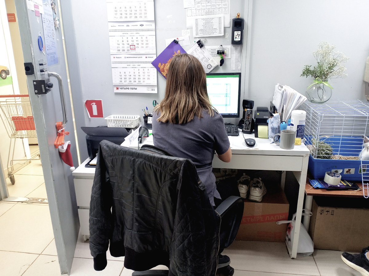 А это Лена. И если убрать волосы как на первом фото, то как тут не ошибиться?