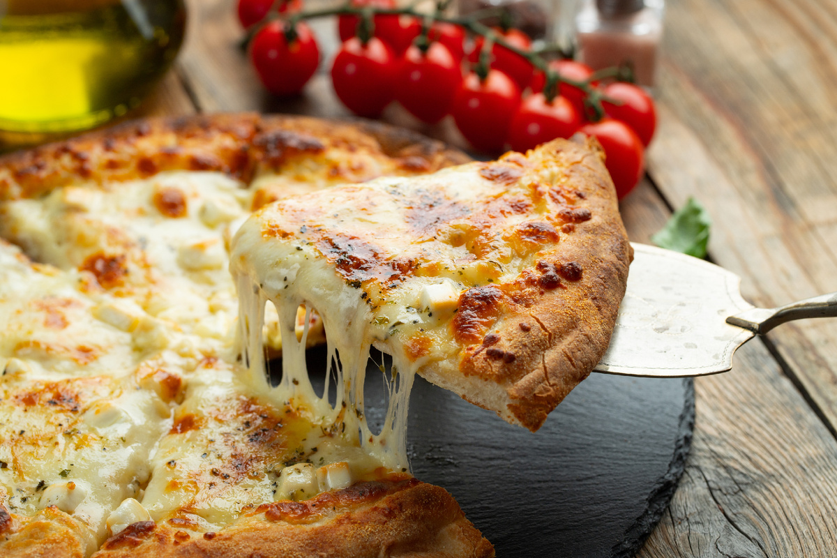 Источник фото https://ru.freepik.com/premium-photo/slice-hot-italian-pizza-with-stretching-cheese-pizza-four-cheeses-with-basil-wooden-background_95497511.htm