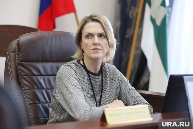 Жена генерала СУ СКР по Свердловской Области Лариса Францишко уходит из курганского избиркома. Фото: Екатерина Сычкова © URA.RU