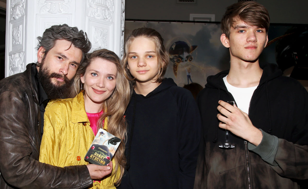 на фото Анастасия Веденская с сыновьями и избранником Максимом Онищенко 