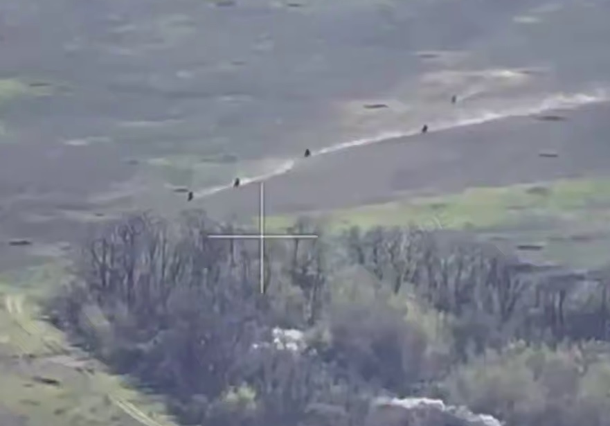 На фото прорыв российских штурмовиков на мотоциклах. Кадры публикуют вражеские источники.