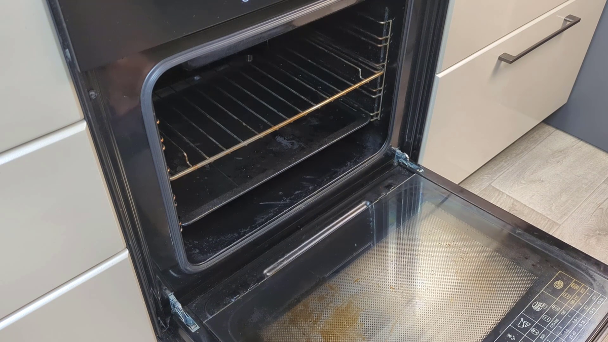 Открытая дверь духового шкафа