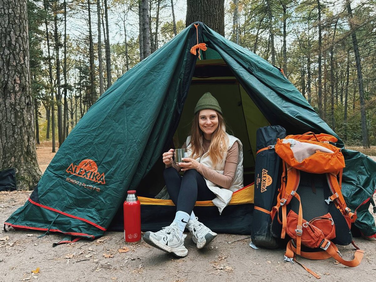 После дороги нас угостили чаем - приятная забота! Палатки мы установили на оборудованных площадках с костровищем. Дрова можно заказать на месте - ничего везти с собой не нужно.

