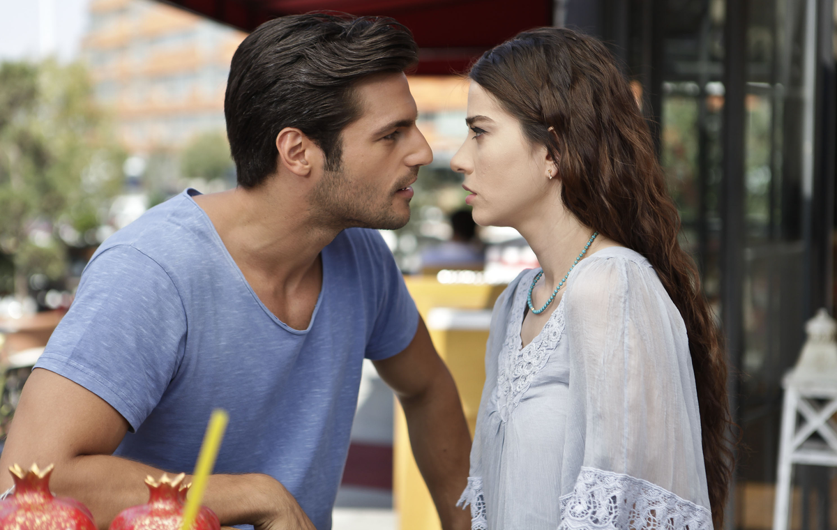 Кадр из сериала "Вишнёвый сезон"