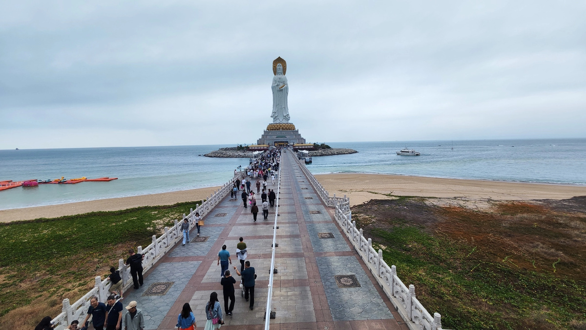 Статуя богини Гуаньинь высотой 108 метров. 