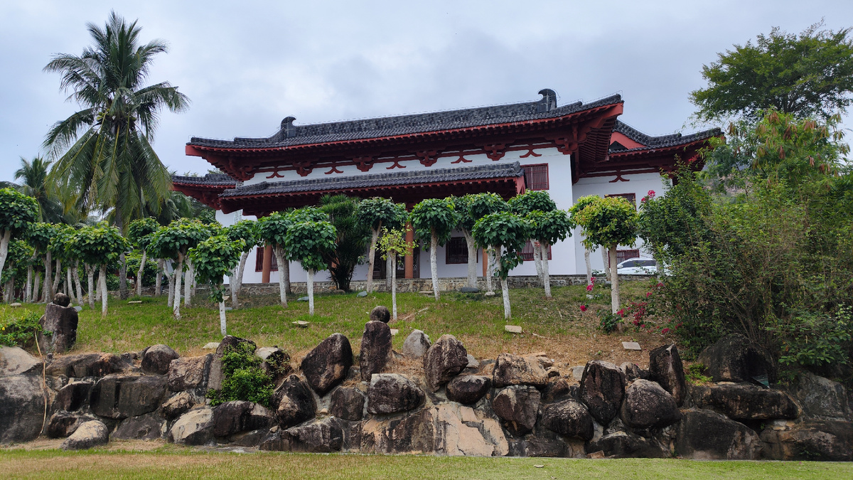 Один из многочисленных храмов на территории парка Наньшань. 